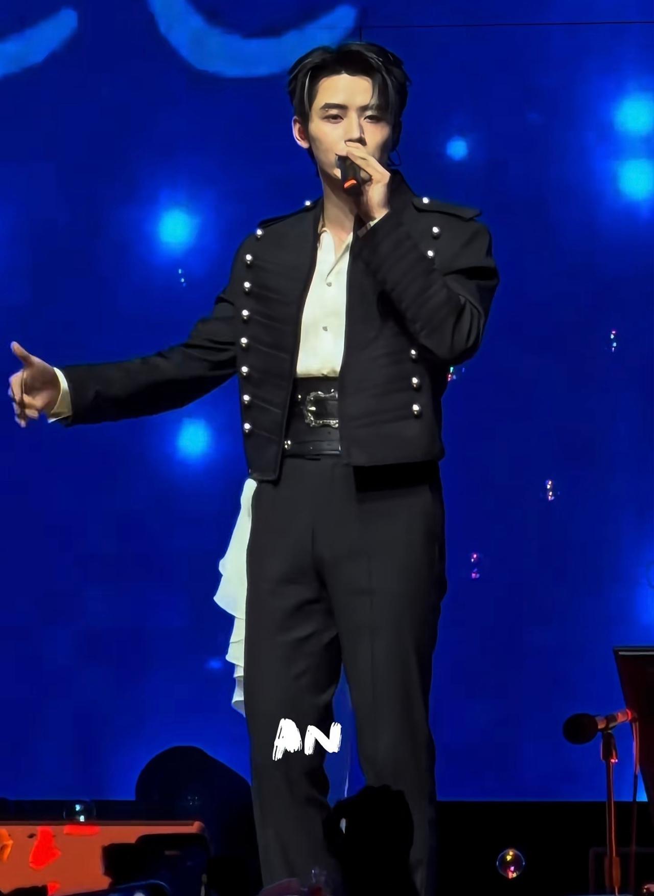 谁给任豪选的衣服
这腰带都快到脖子了……