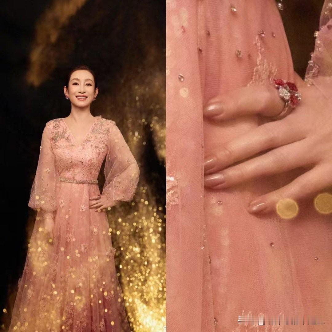 秦海璐春晚妆造大气明媚，搭配精致到美甲，有被安利到这个玻璃珠美甲，和衣服颜色也是