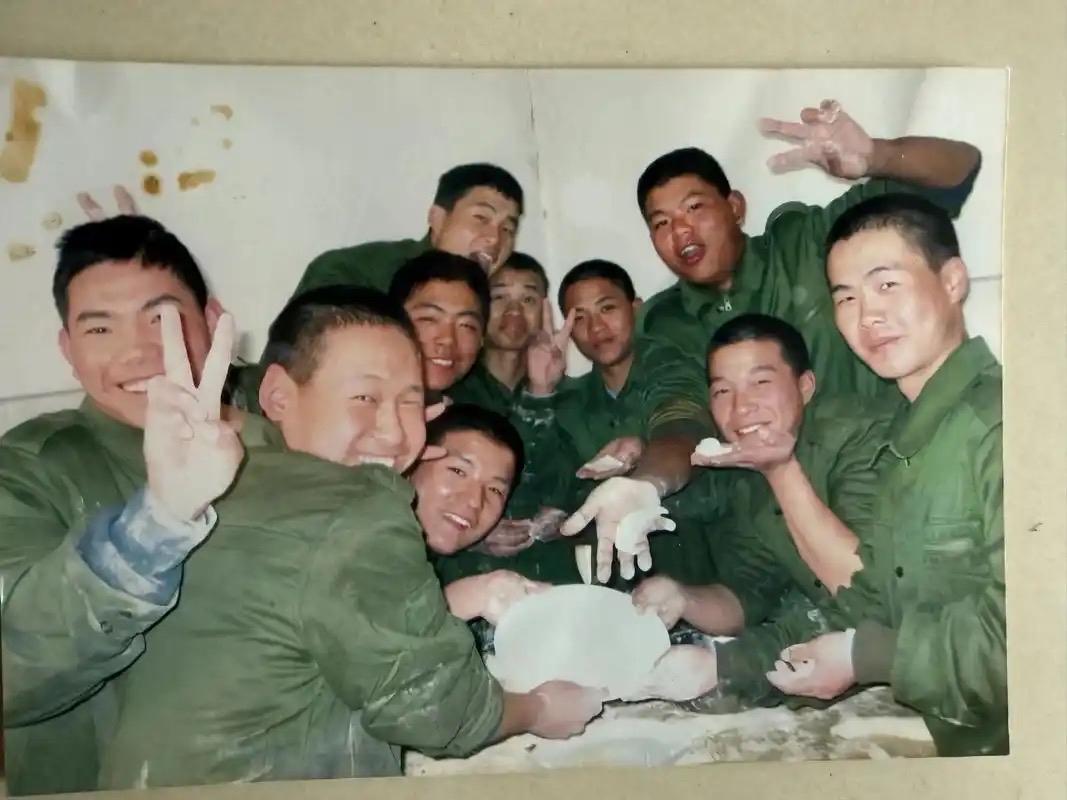 鹧鸪天 · 赠别战友
     
投笔从戎共戍烟，
风沙削尽少年颜。
曾穿大漠披