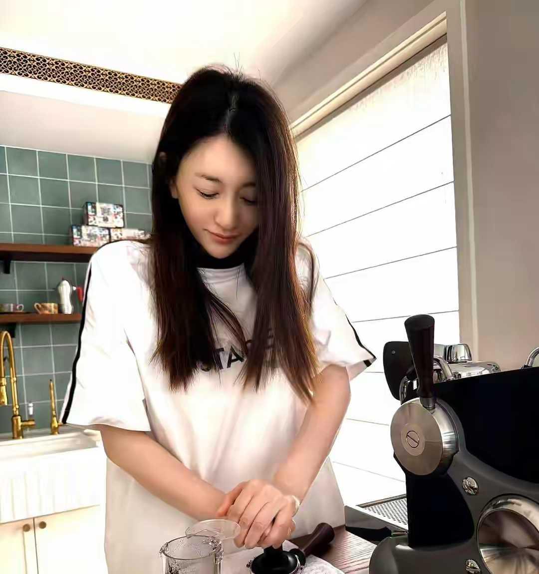 咖啡壶反光拍到徐佳宁，李小冉平淡日常击碎离婚谣言
立秋当日，50岁李小冉素颜在家