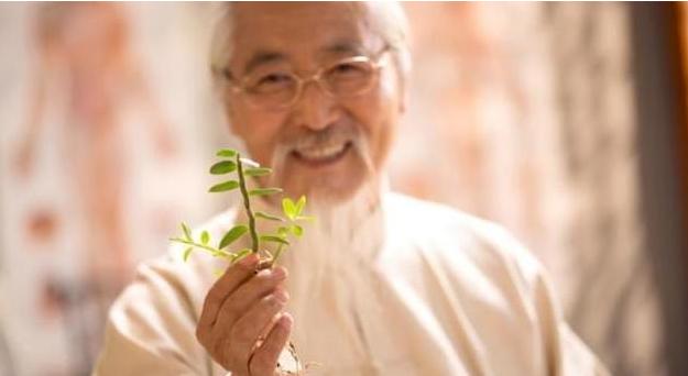 身边最容易长寿的六种人：
第一种，慢性子的人。

走路慢、说话慢、吃饭慢、连生气