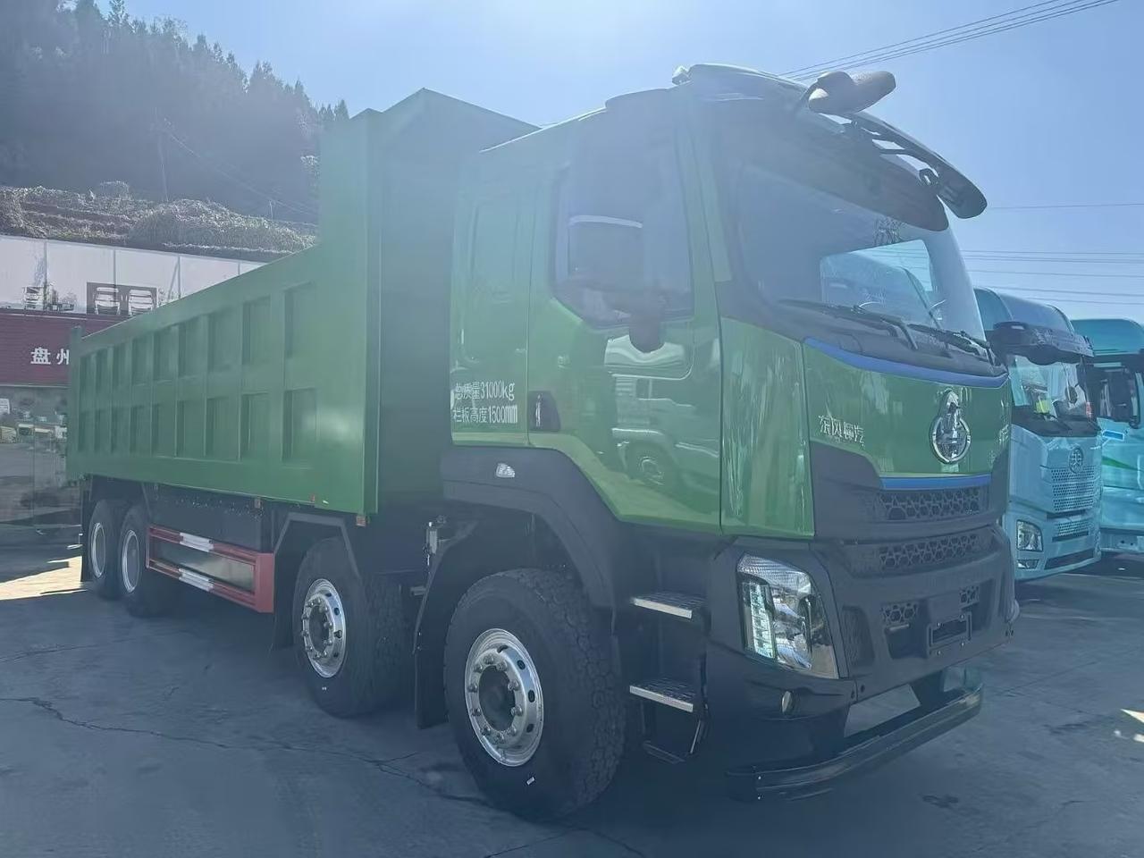 乘龙H5 8×4纯电自卸车搭载宁德时代400度超大容量电池，在标载工况下续航里程