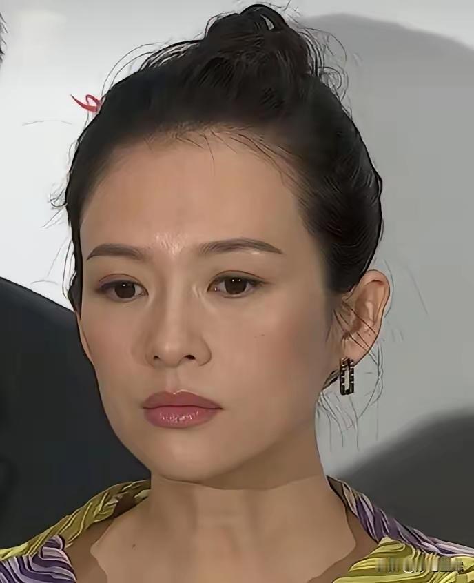 章子怡的五官脸型、牙齿气质，演技。头发整体还是很好的，很漂亮的，那你说她算不上美