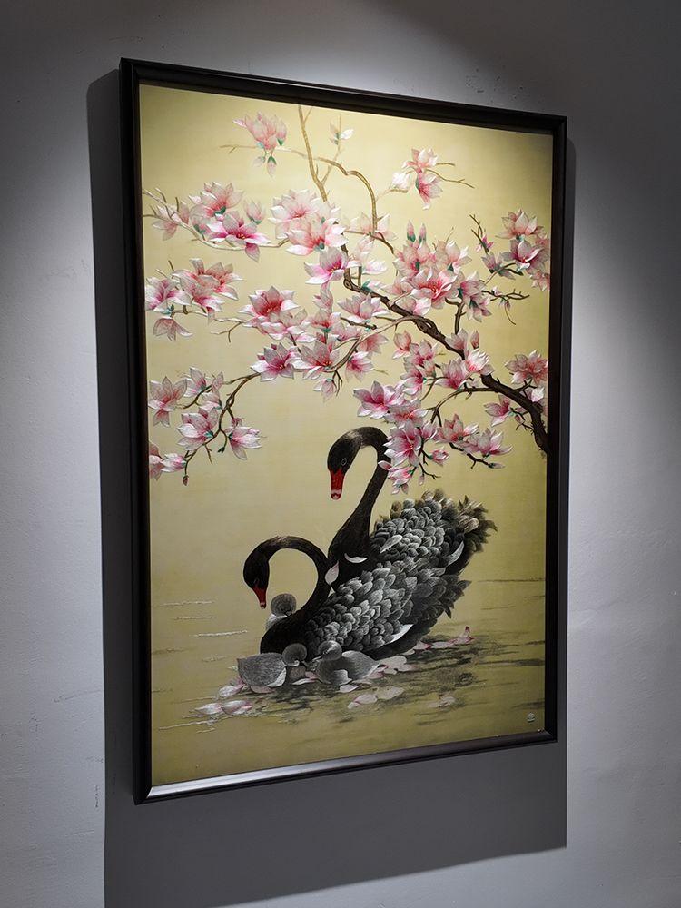 玉兰花开，天鹅相依 这幅苏绣里，藏着很多不声张的用心。玉兰花的花瓣用细...