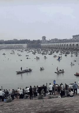 乖乖！这阵仗，鱼都得排队领号才能被捞，干饭人的队伍，果然比鱼群还壮观！
