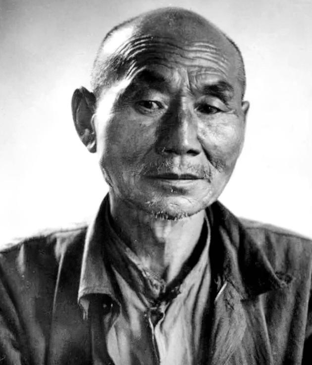1937年12月，一个名叫“磨坊”的院子里跪着两排中国人，前排的中国青年正在遭受