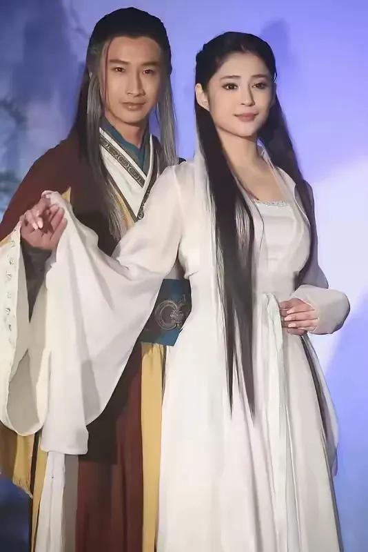 据说这是新版《神雕侠侣》男女主的剧照。看两人造型真的太让人失望，男主不仅缺少英武