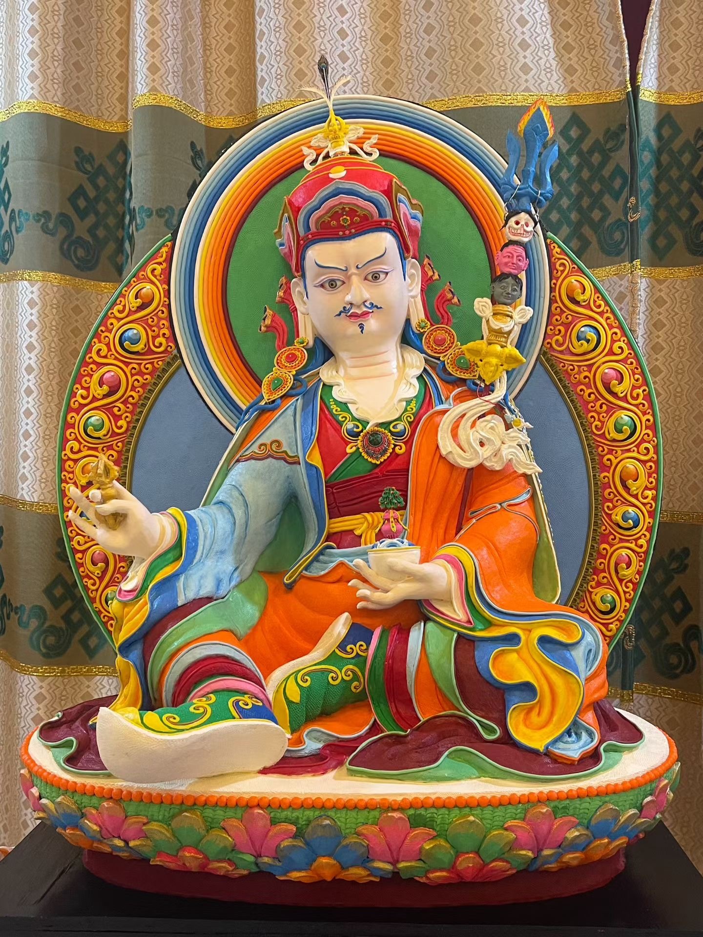 ཡར་ངོ་ཚེས་བཅུ་དུས་སུ་དངོས་སུ་བྱོན།།འགྲོ་