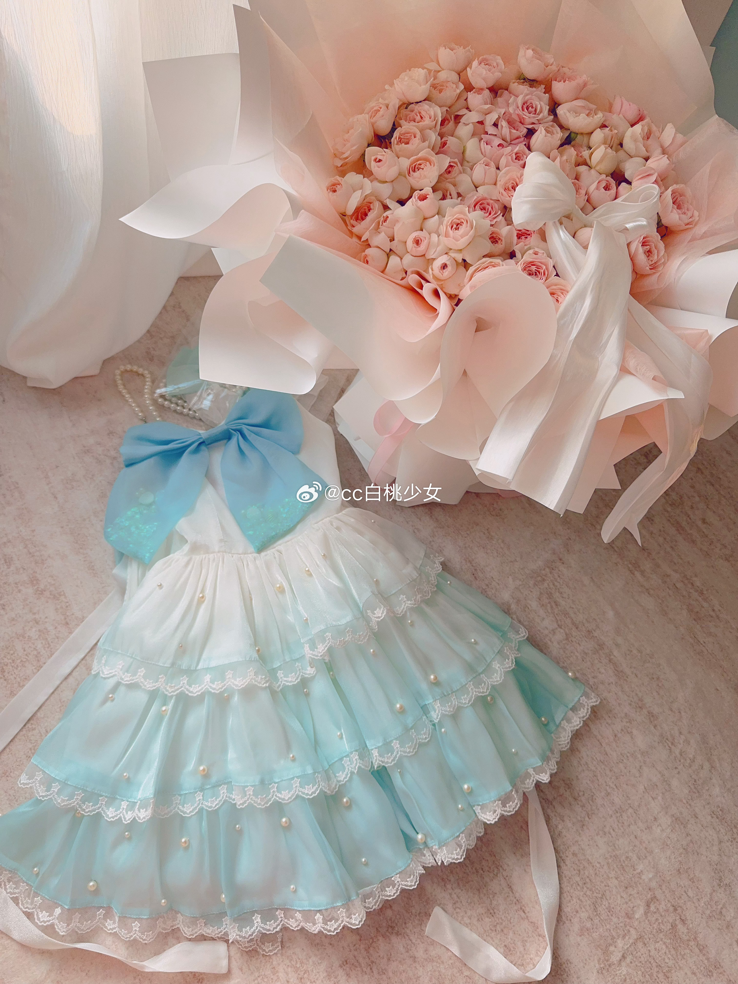 昨天小哥哥送哒粉嘟嘟的花花和超美的小裙子[手指比心]ps：我录了20分钟的语音 