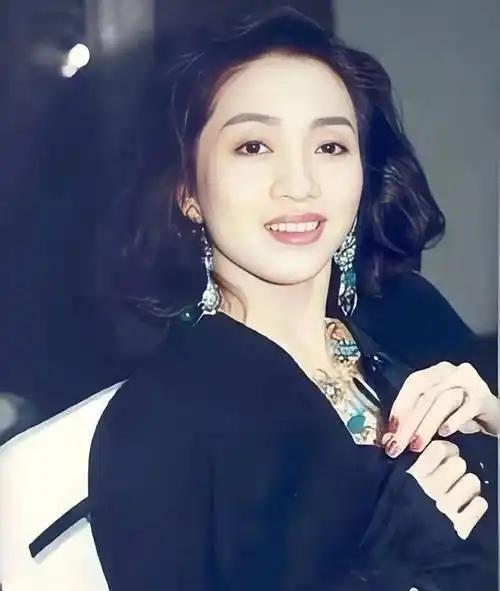 梅艳芳去世后，在医院欠下了85万的费用，张学友二话没说把钱给垫上了。反之妻子罗美