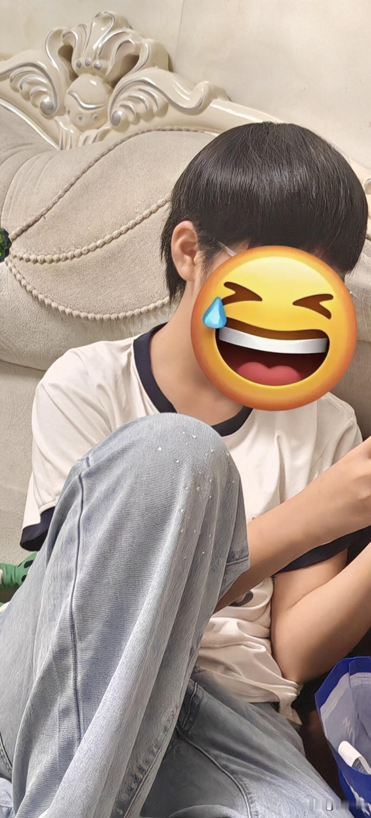 学生发型不合格不让进校门合理吗@我是家长，但我能理解孩子喜欢留长发，谁没有个青春