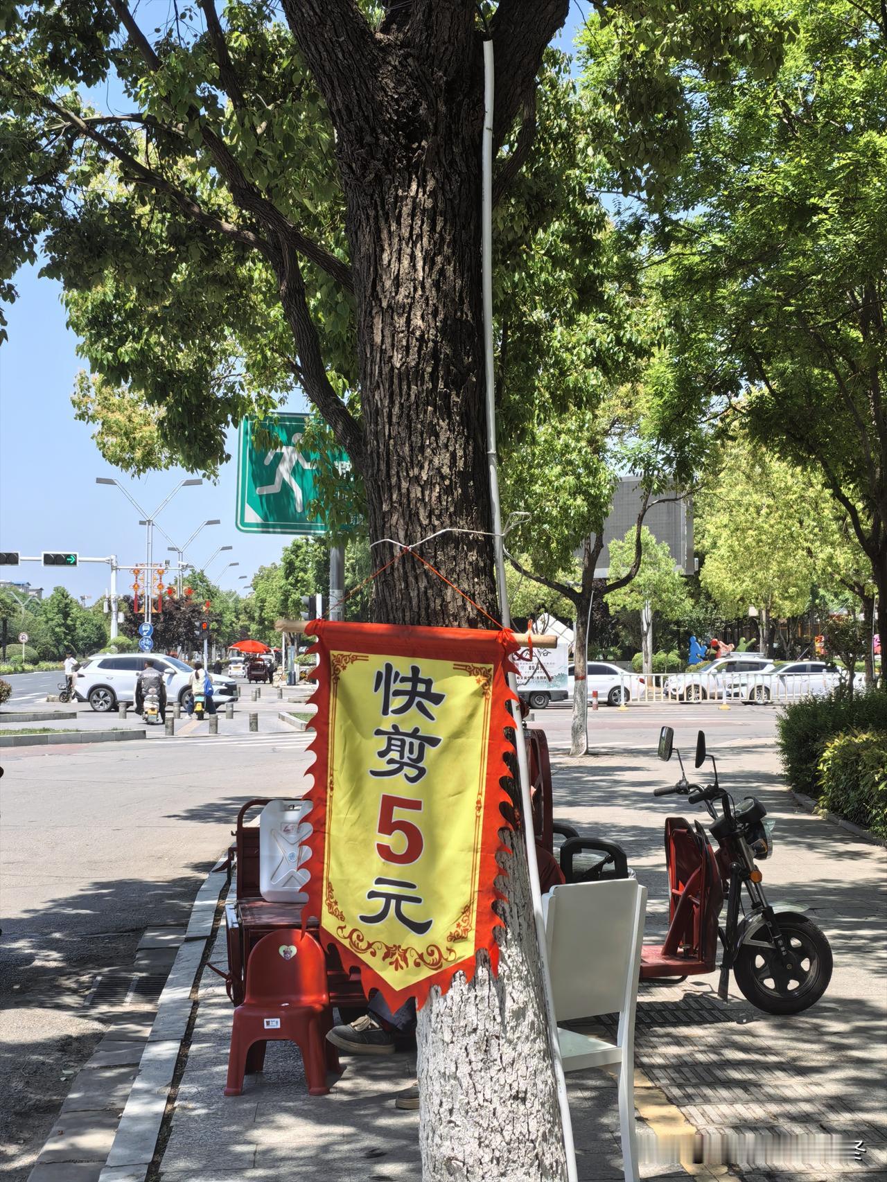 十元快剪路边理发广受欢迎，而理发店却门可罗雀，老板娘在平台吐槽，洗剪吹三十难道不