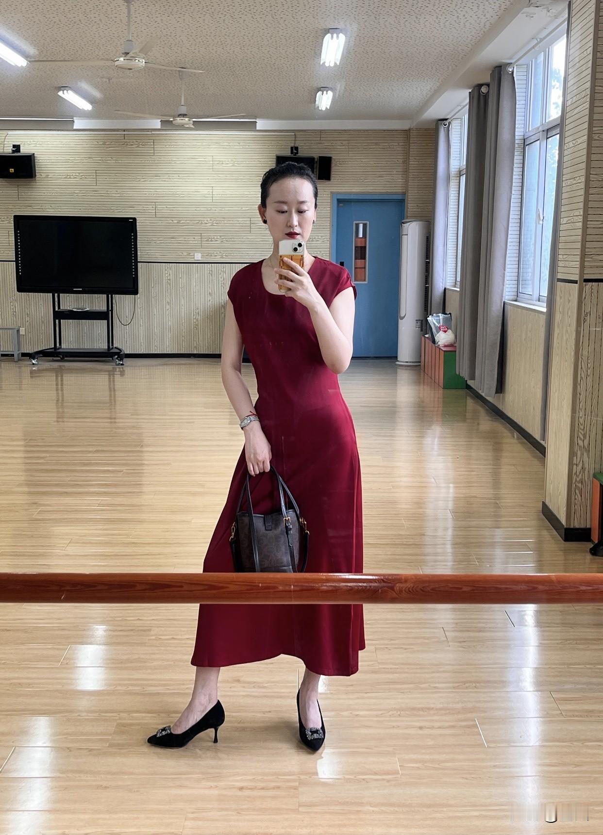 为什么成熟的女人越来越受欢迎成熟女人情绪稳定，像平静港湾能化解焦虑；有清晰边界感