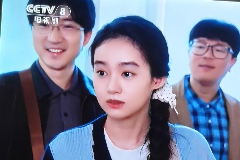 《蒸蒸日上》剧里，聋哑女孩冯雪自小和奶奶相依为命，她在一家理发店务工，向店里的股