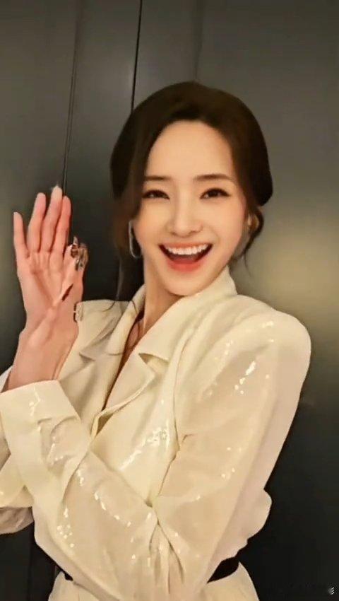 韩彩英回应和颜安撞脸 韩彩英cha了笛子舞，真的和颜安像吗[允悲]韩彩英cha颜