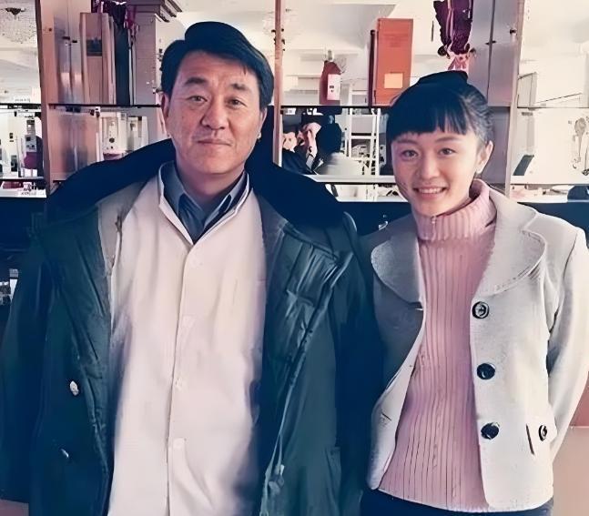 1998年，留学归来的女同学李海洋请何冰吃饭，她说“我都29了，明年30该嫁人了