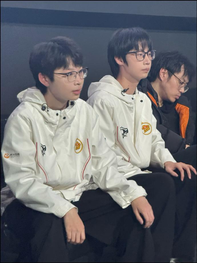 暖阳梓墨冠军搭档这对KPL搭档最久的冠军上野，终于能站在领奖台上喊出我们是冠军，