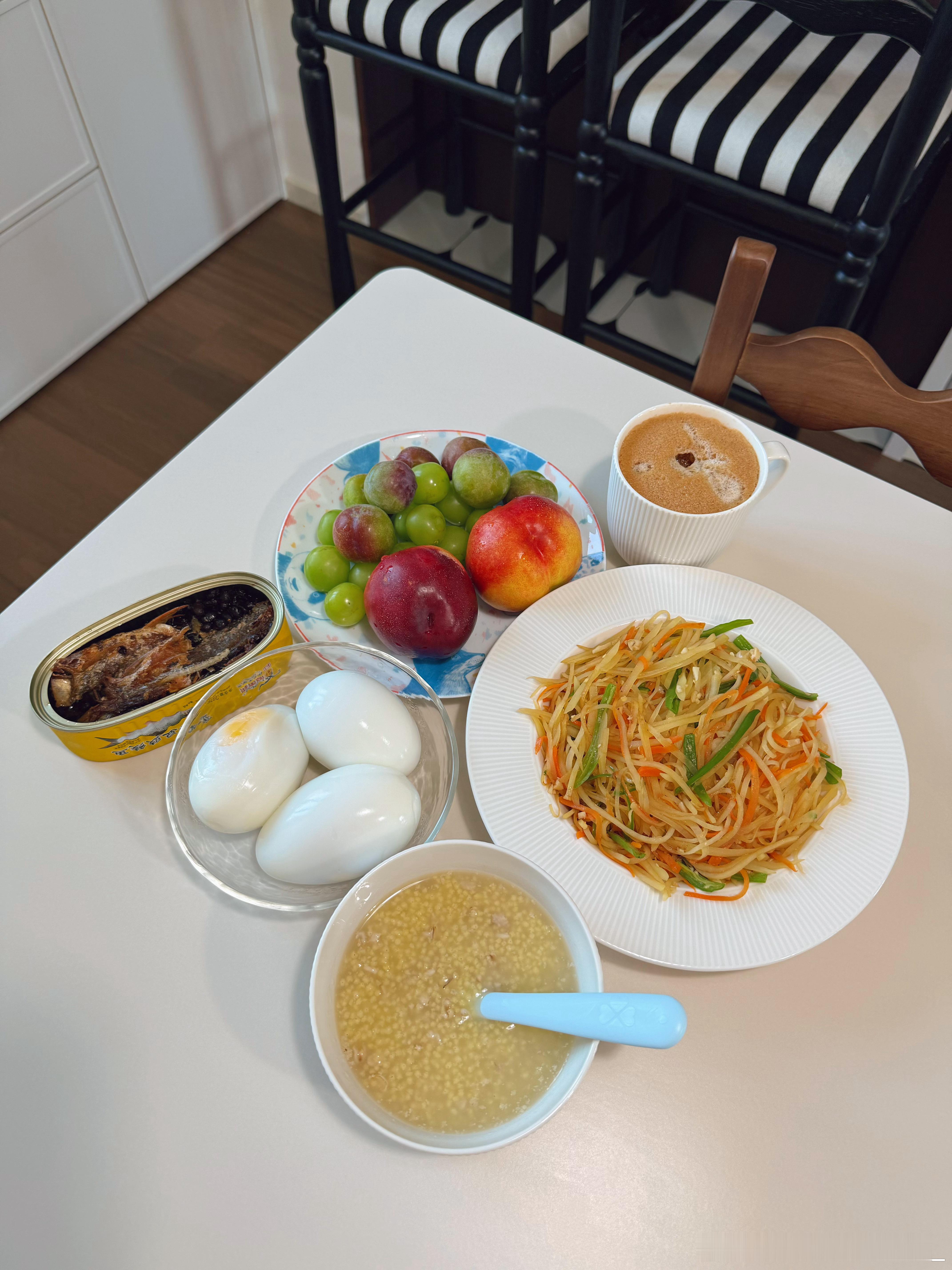 小米粥煮大鹅蛋，炒土豆丝好吃！