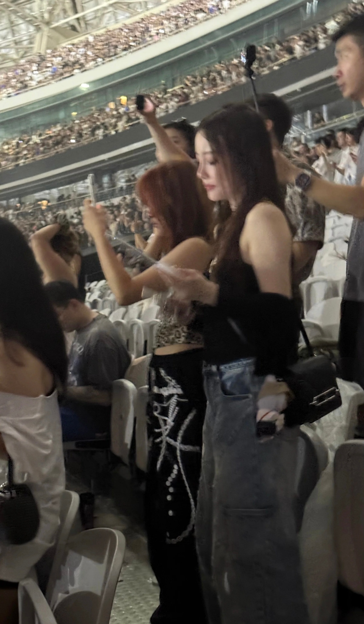 甜馨去看侃爷演唱会甜馨还好，最开心的是妈妈李小璐，她还是那么爱说唱[允悲] ​​