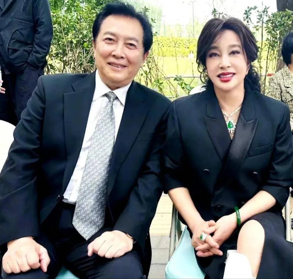 唐国强与刘晓庆合影，还别说虽然唐国强都已经71岁了，刘晓庆也早不再年轻，可两人看