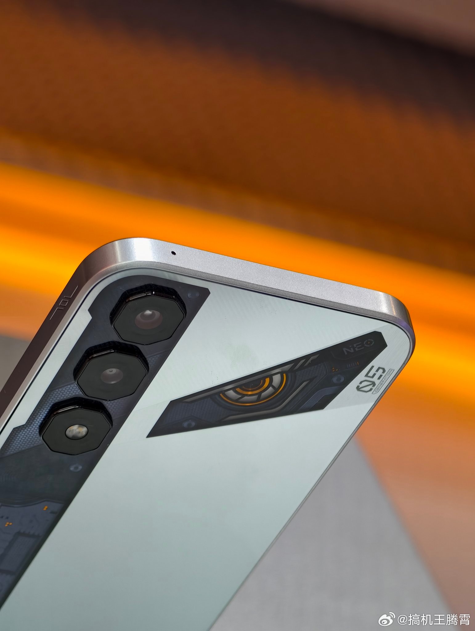 MWC上发布的这台努比亚Neo5有点意思，外观方面做了点差异化，带透明设计和RG