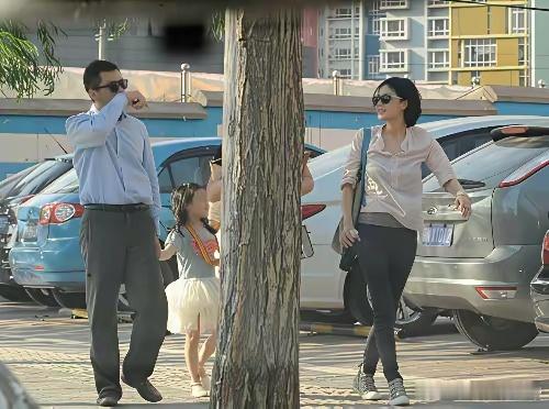 李嫣小时候被爸妈打扮得好萌哦，她和爸妈合影照片很多，有些旅游照片很有趣。 