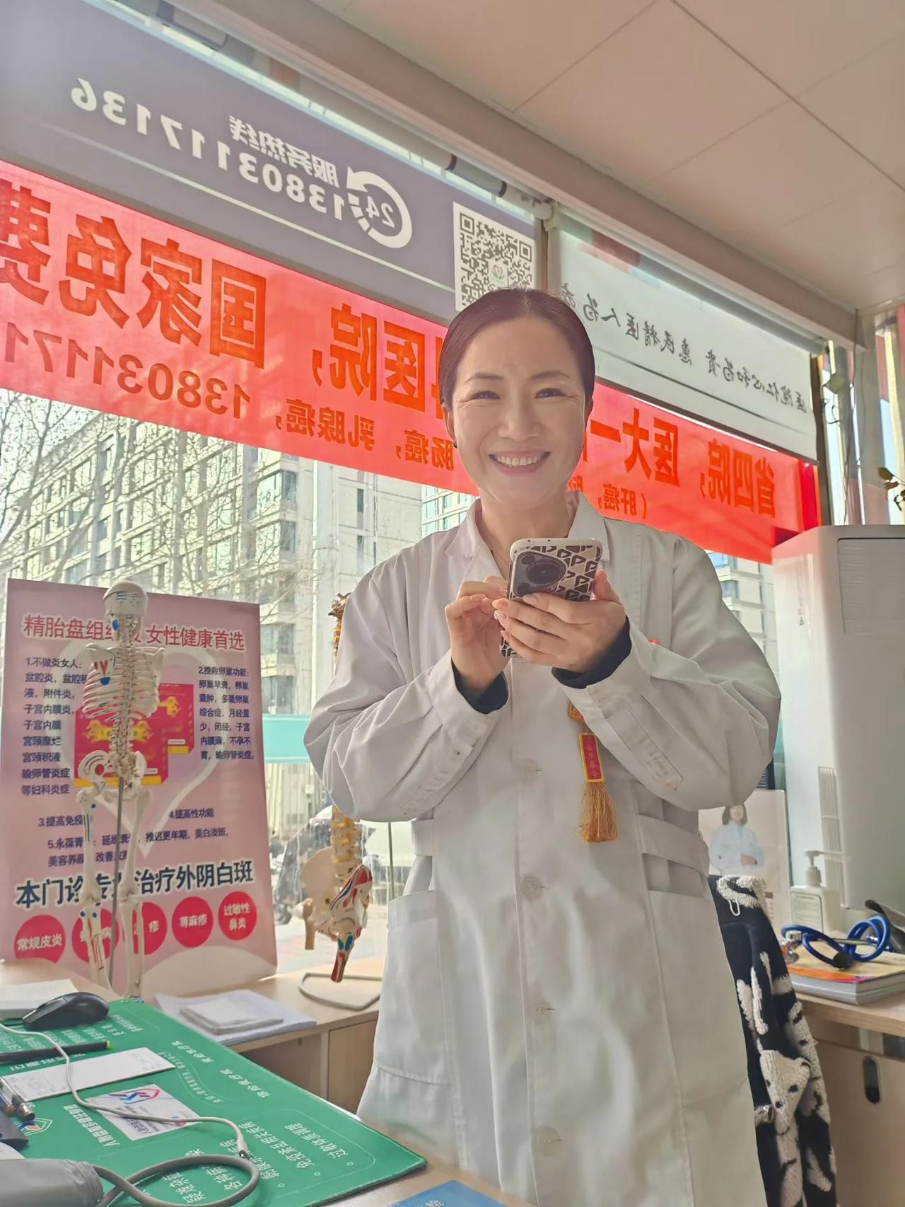 善康门诊。找丁大夫公干。一见面，我就呀一声，怎么换了一个人呢？[呲牙]（韩联社）