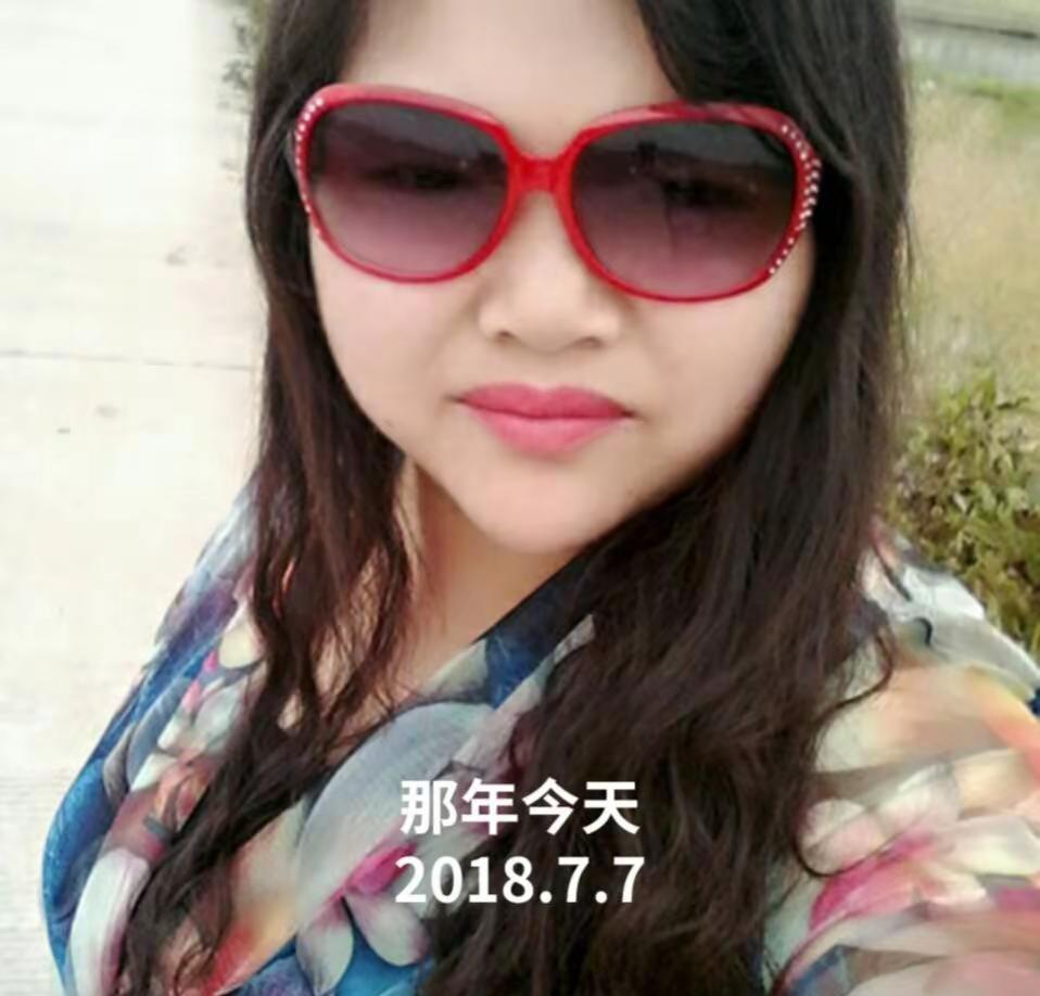 翻相册突然看到这张照片，居然是八年前拍的了。那个时候脸上还没什么皱纹，笑起来都很