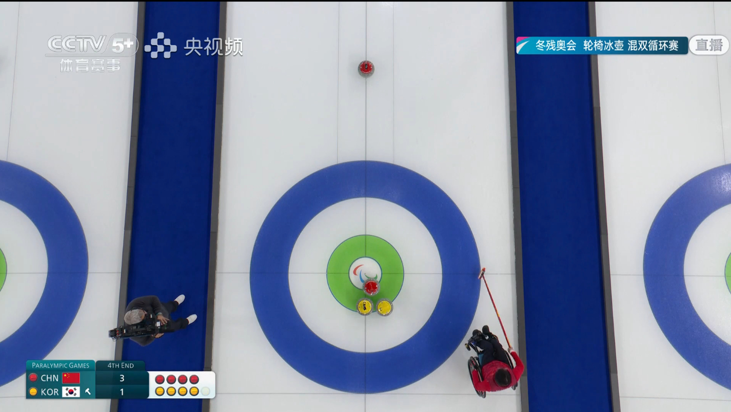 轮椅冰壶不直接用手投掷，又不能擦冰修正，能旋到七区，还粘死，真的太厉害了 