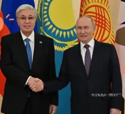 托卡耶夫刚结束日本峰会拿完合作红利，转身就飞圣彼得堡，俩州长亲自到机场迎接，仪式