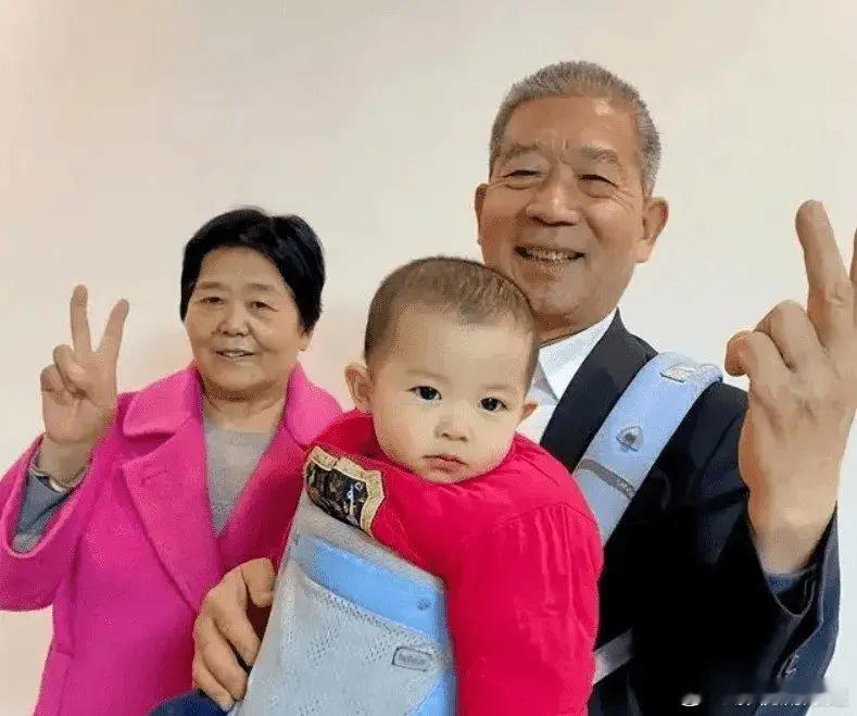 67岁执意生娃，如今却坐轮椅无法自理，5岁的天赐被迫独立学洗衣！ 