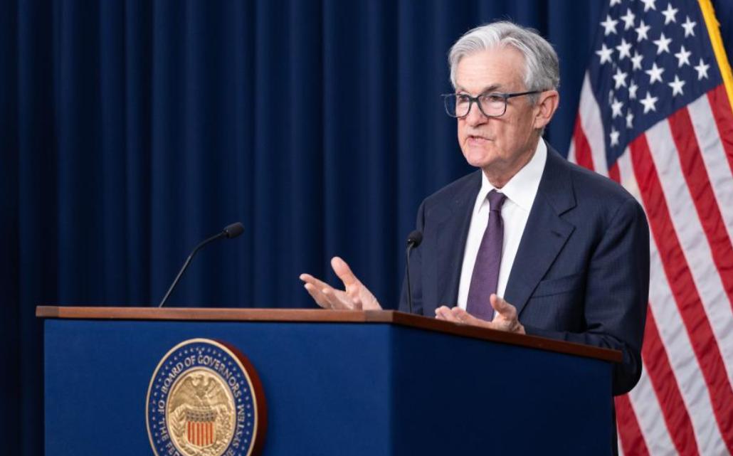 美国经济下滑是不争的事实，这一点从美联储降息就能看得出来！美联储预测显示，到年底