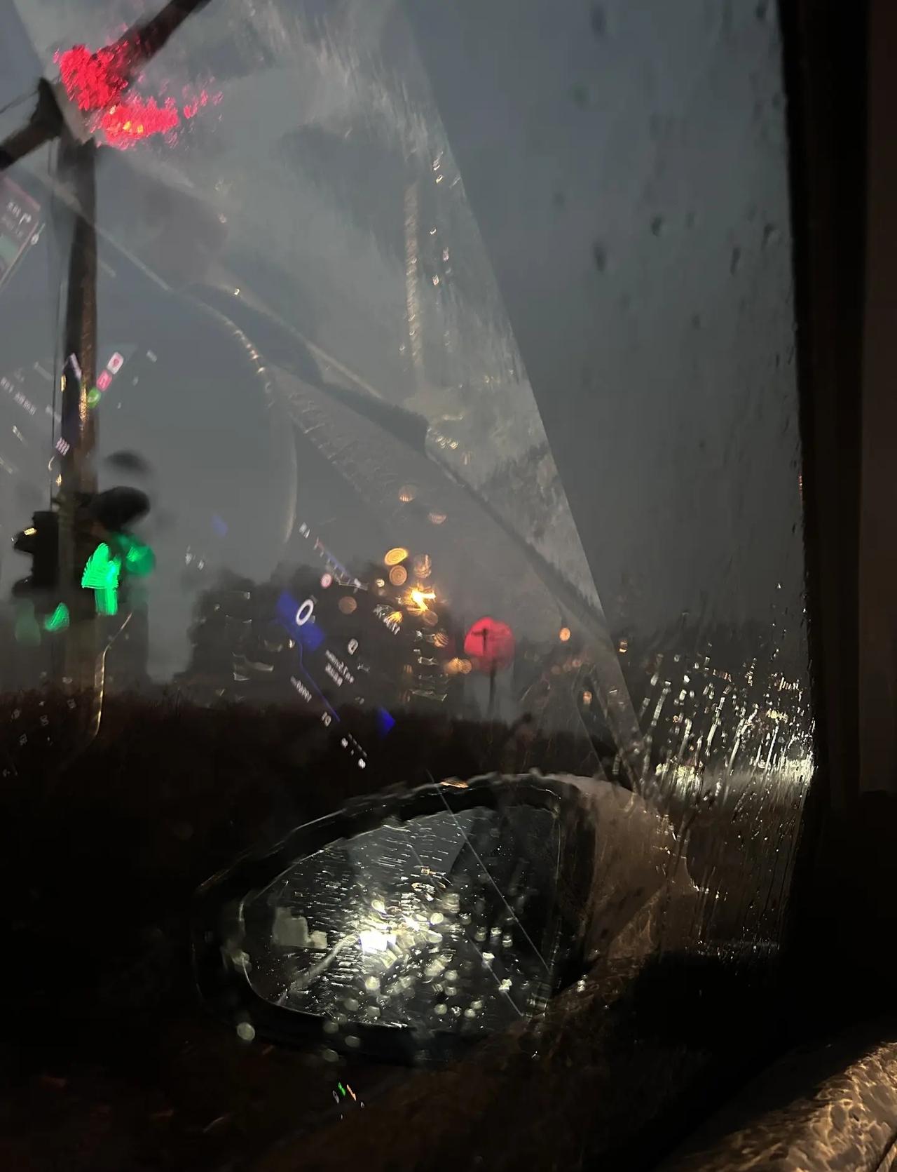 雨雪交加的4月。4月份的吉林谁能想到呢，相差百里，雨雪各异，同时发生吉林 雪