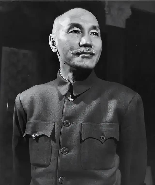 1949年12月，解放军士兵打开了宋希濂的公文包。里面有一份皱巴巴的文件，纸上沾