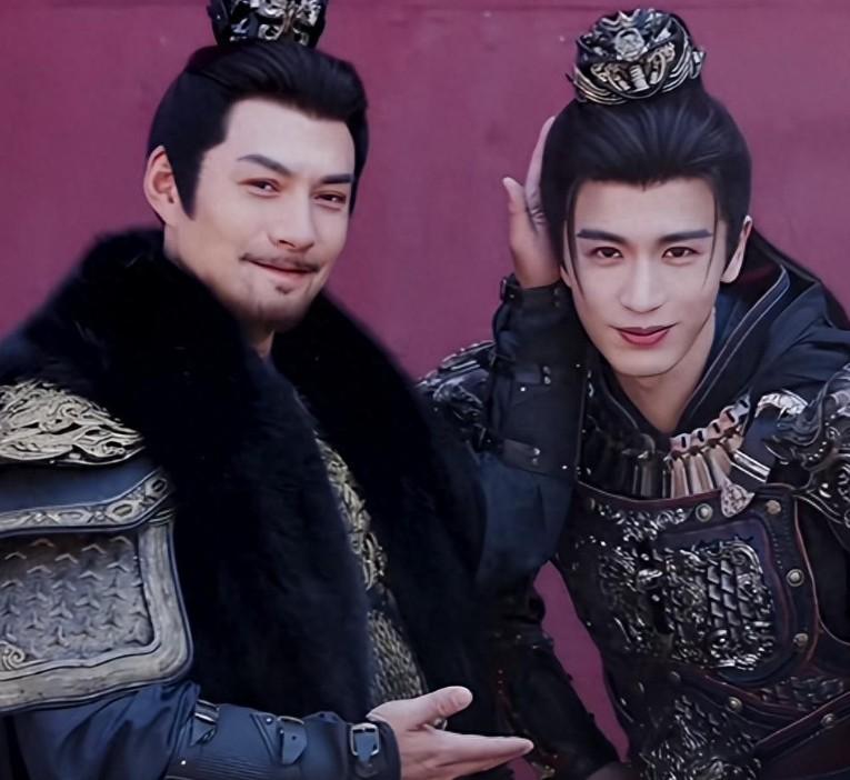 严屹宽聊张凌赫“粉底液将军”争议，直言演员对妆造的决策权有限。
 
严屹宽就差直