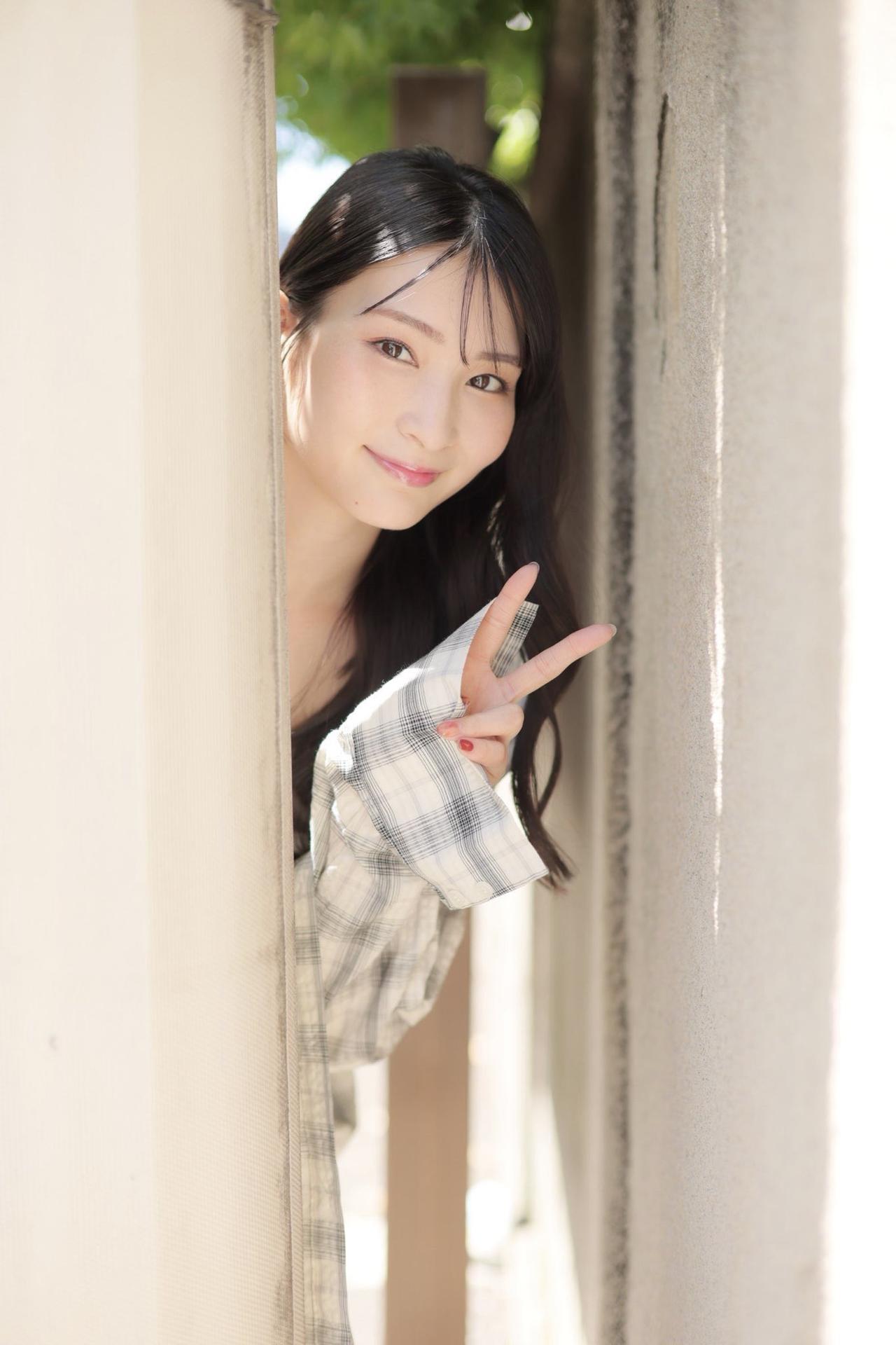 阳光明媚的午后，少女俏皮地比出V字手势，微笑着探出头来。你喜欢哪一种气质的美人?