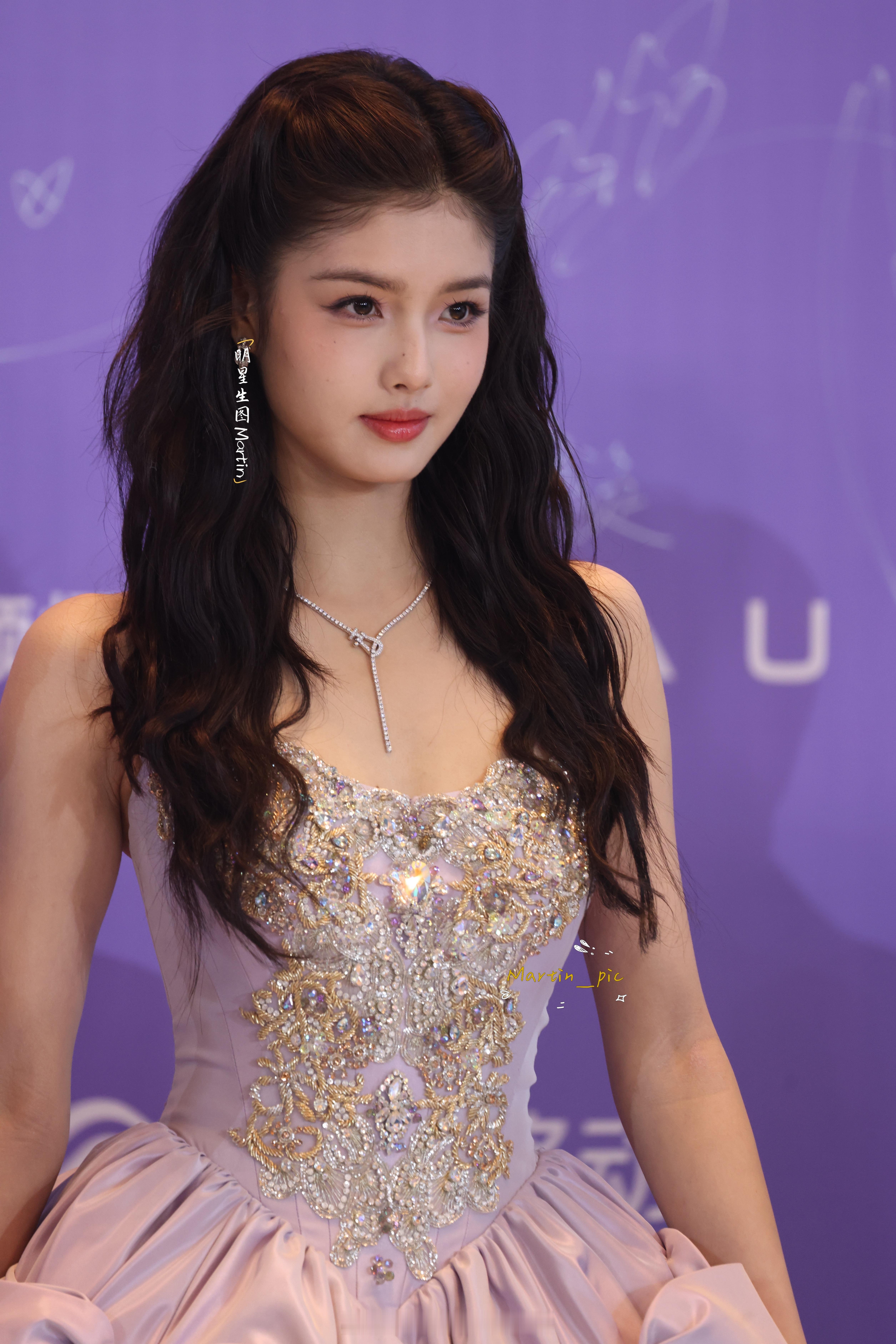 艾米2025爱奇艺尖叫之夜米有物料啦 艾米 爱奇艺红毯生图掉落 美得我一大跳