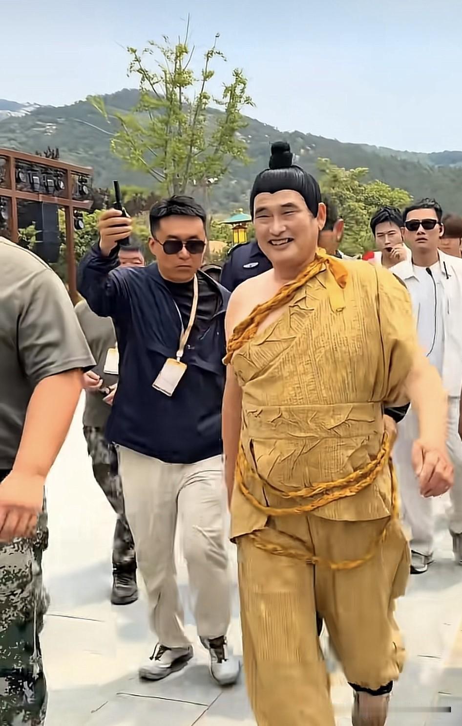 好家伙！大衣哥这身装扮，演得又是哪一出？朱村大衣哥 大衣哥写真