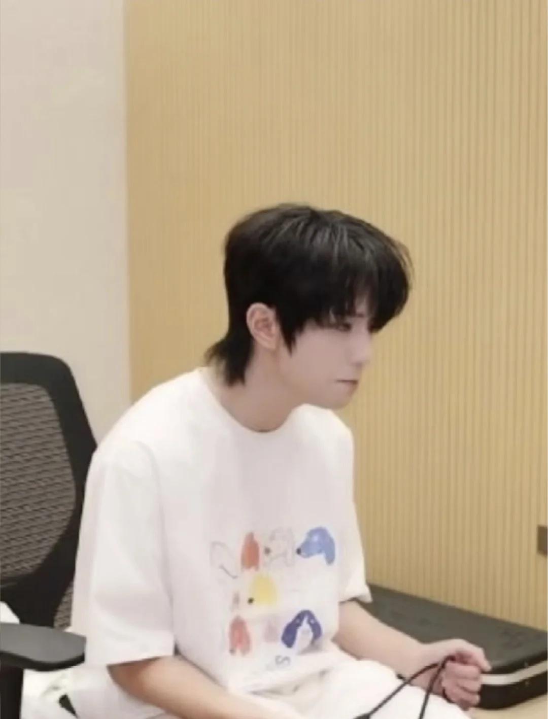 你们两个私底下到底干什么了
这居然是表哥。