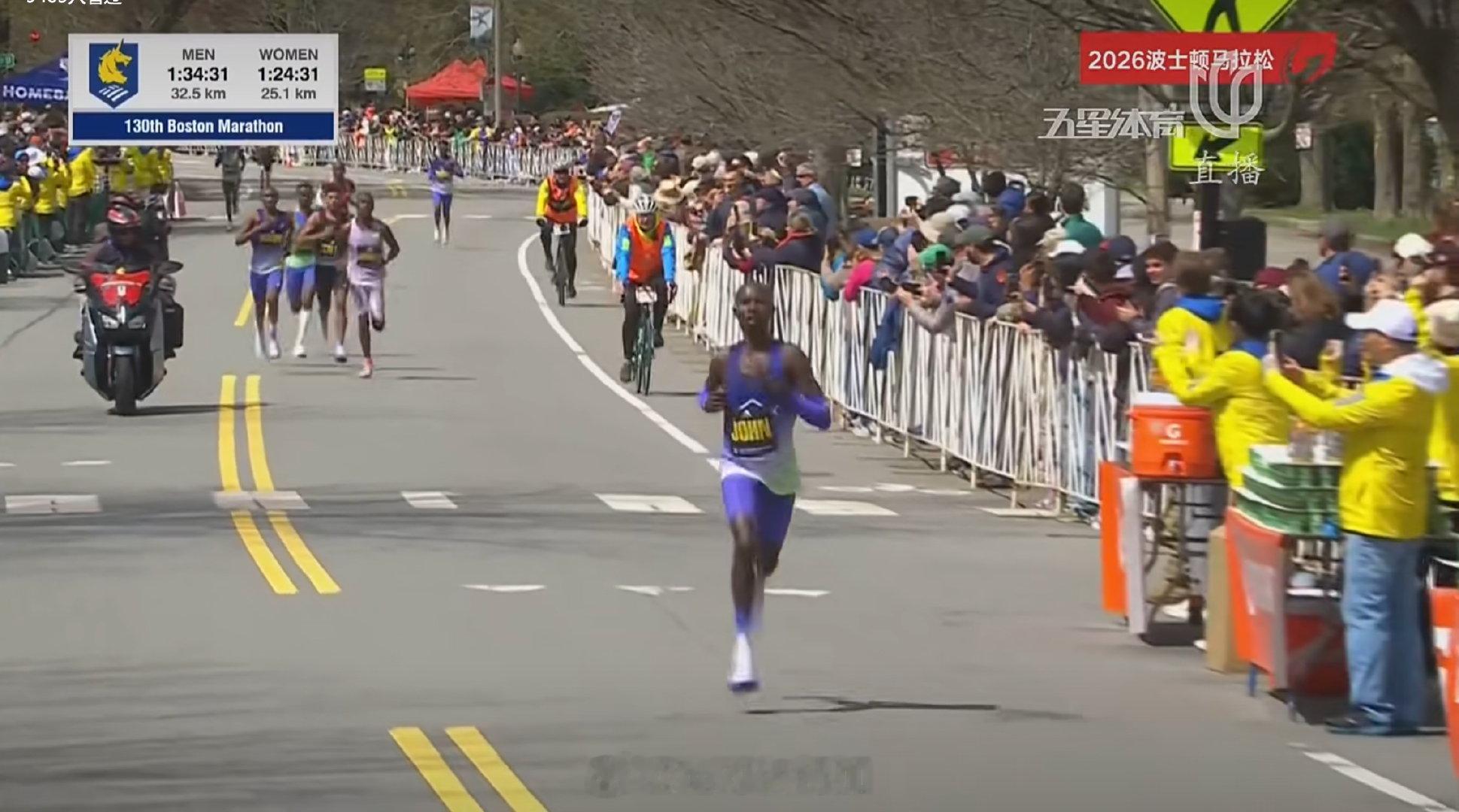 2026波士顿马拉松，卫冕冠军 John Korir 科里尔反超领跑了一段的去年