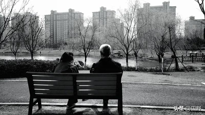 如何看待现在流行的老年大学 现在老年大学越来越火，这真的是个很棒的现象。很多人觉