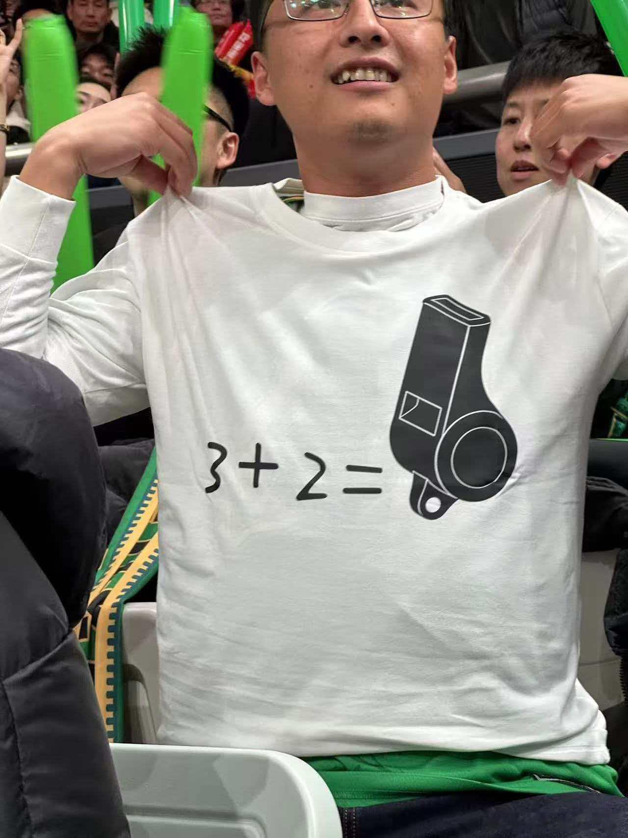 大家要和这位球迷一样调整好心态 