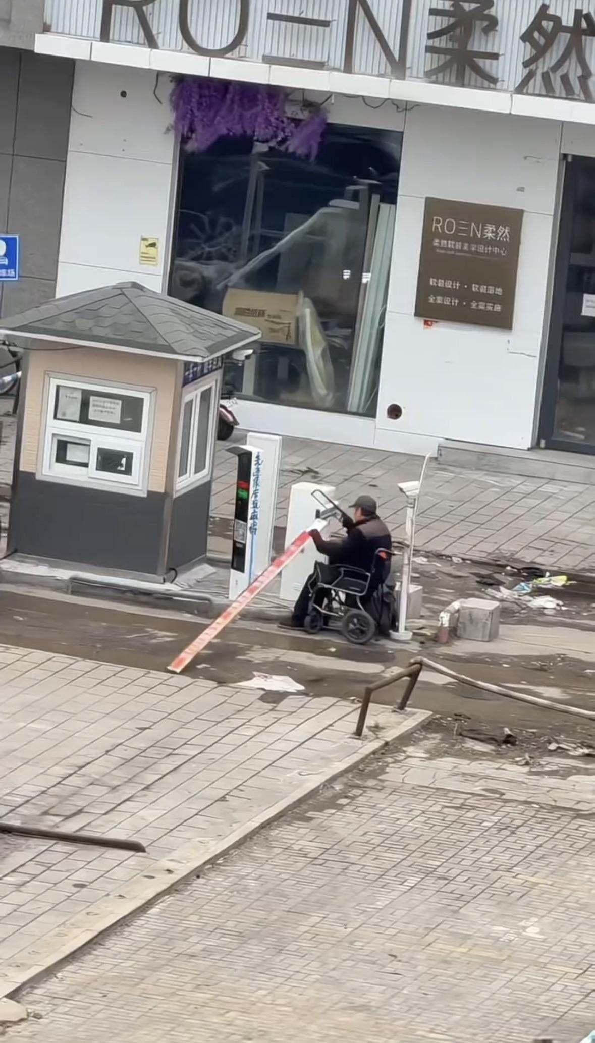 海拉尔国贸大爷锯掉30根升降杆，大爷坐着轮椅去国贸家具停车场光明正大的锯升降杆。