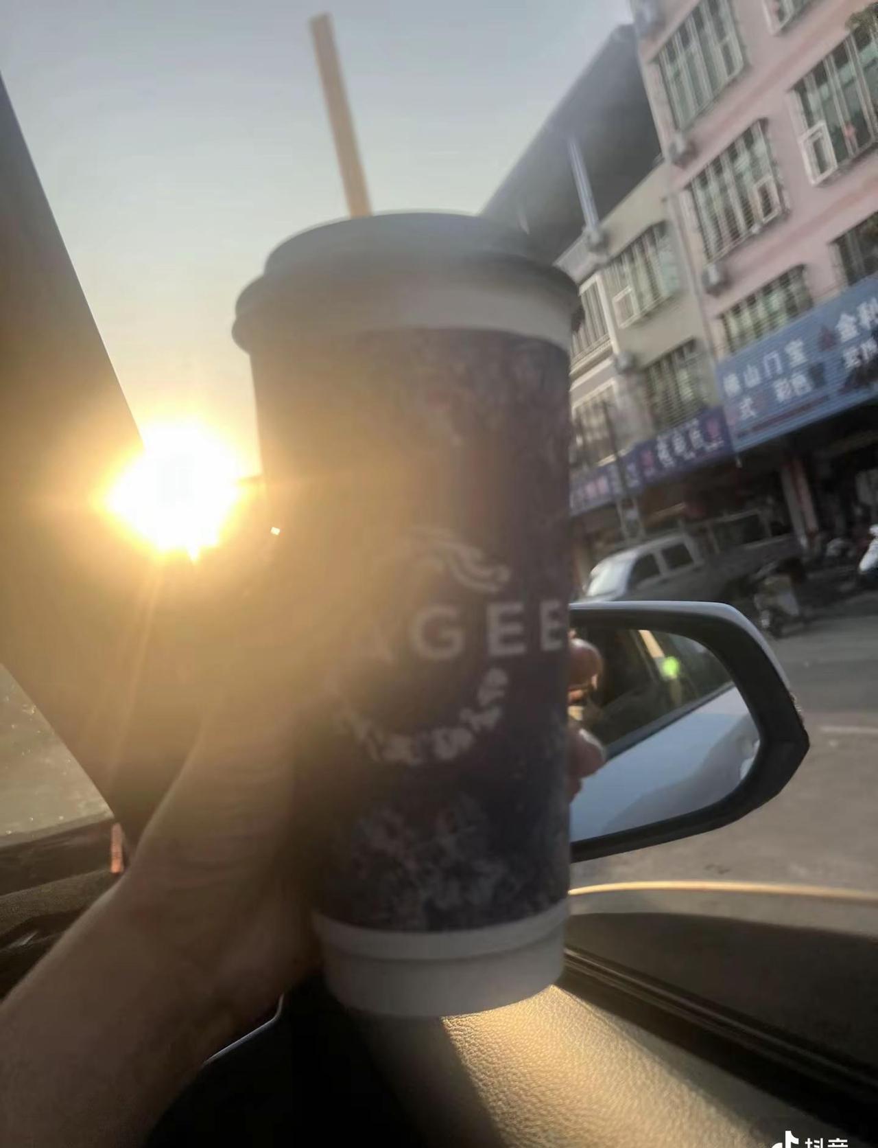 小小的圈子，淡淡的生活，年纪到了已经没兴趣争辩什么。现在是一心一意把自己的日子过