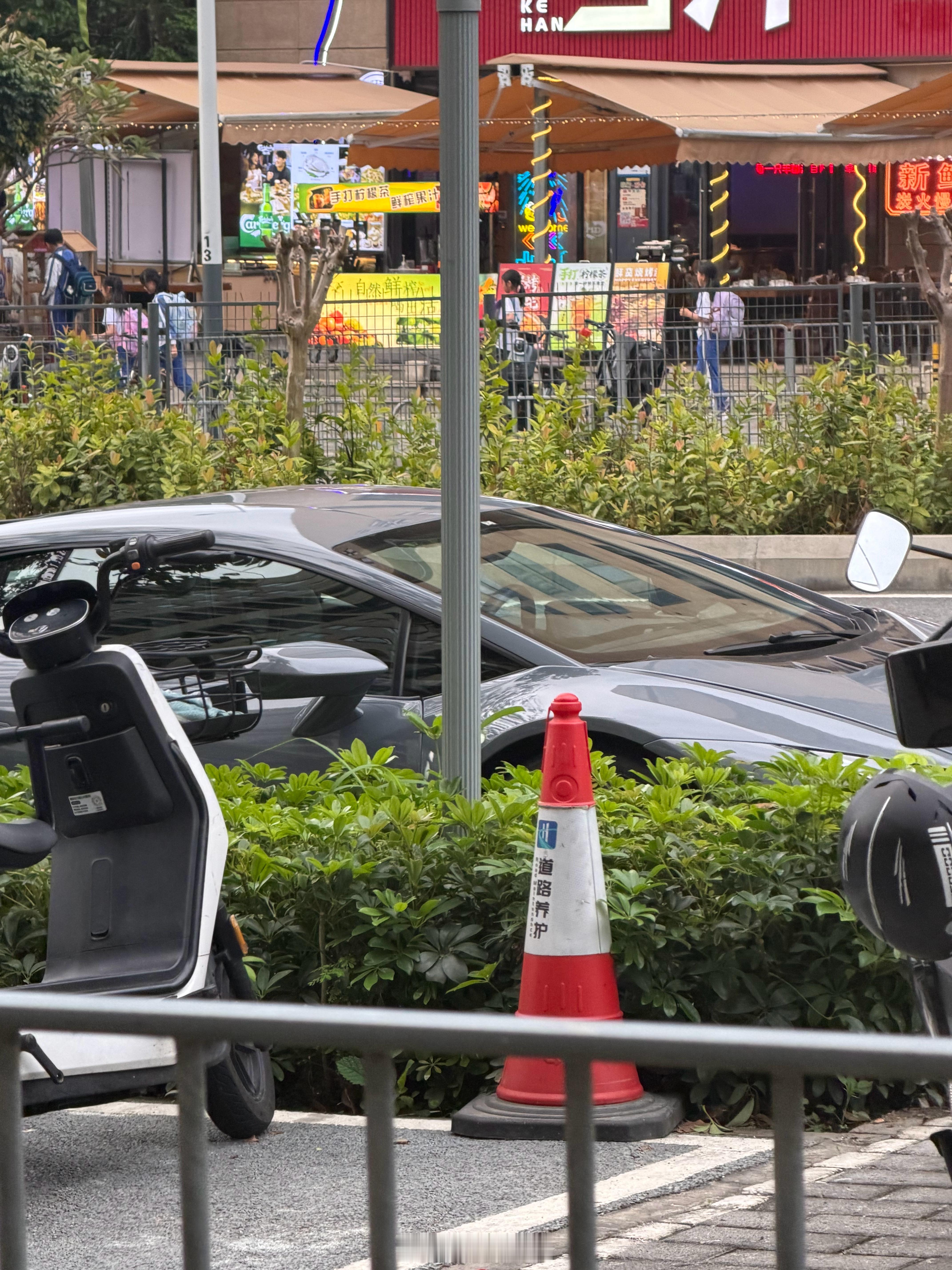 公司楼下的超跑越来越多了，他们都是做啥生意的 深圳