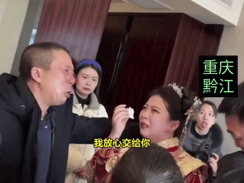 近日重庆黔江，一位父亲嫁女儿哭到泣不成声，舍不得是真舍不得，他交待女婿：“我放心