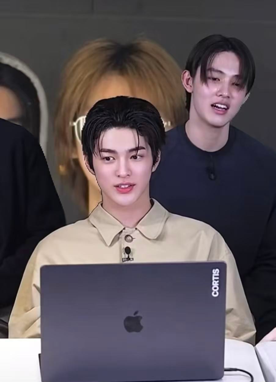 我儿这个唇红齿白 