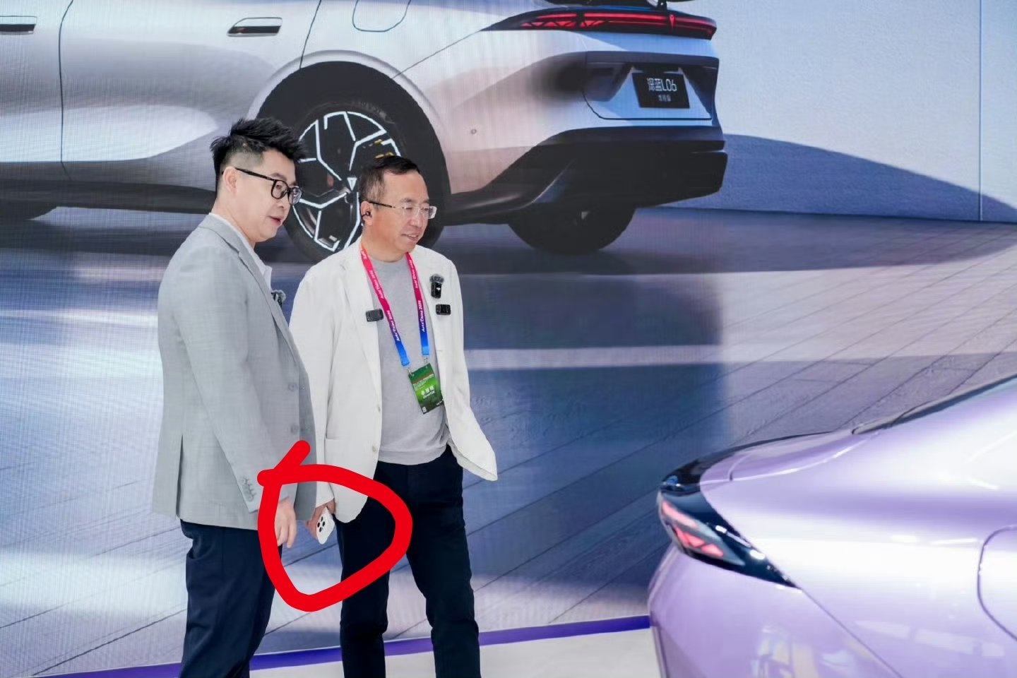 明哥和海荣哥在深蓝汽车馆深度交流！猜猜看，明哥用的是哪一款手机？ 