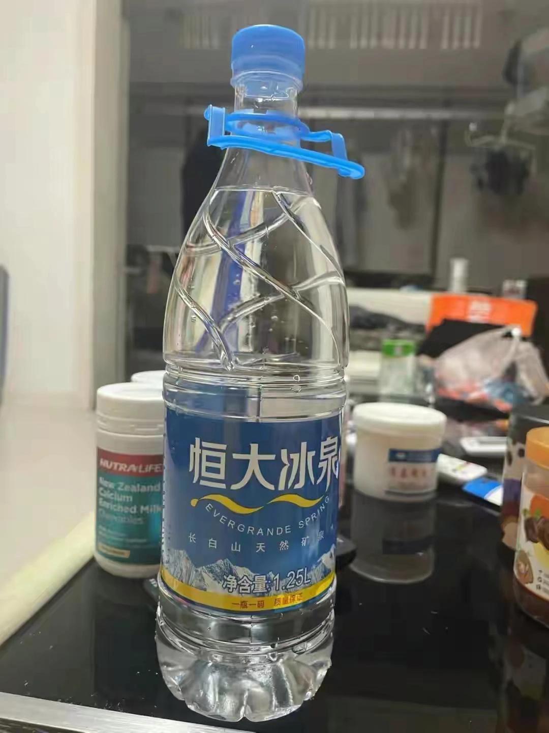 当年恒大冰泉刚出现的时候，
5五块一瓶，真的喝不起。
然后我一直以为这个矿泉水非