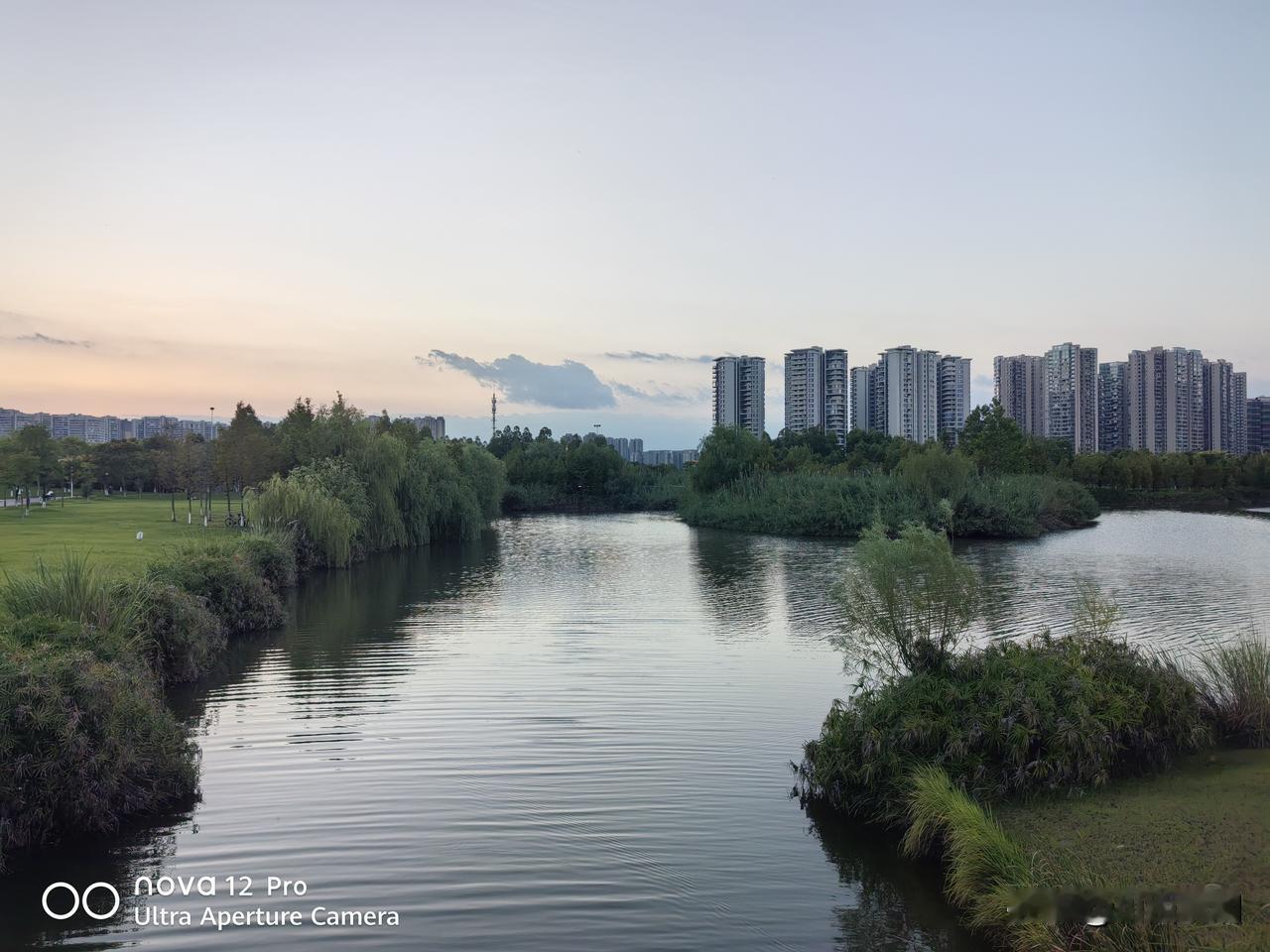 江油.无名身
 
林左师傅和暮云坐着闲聊，说起生死，翻到日报上这两天刊登的殡仪馆